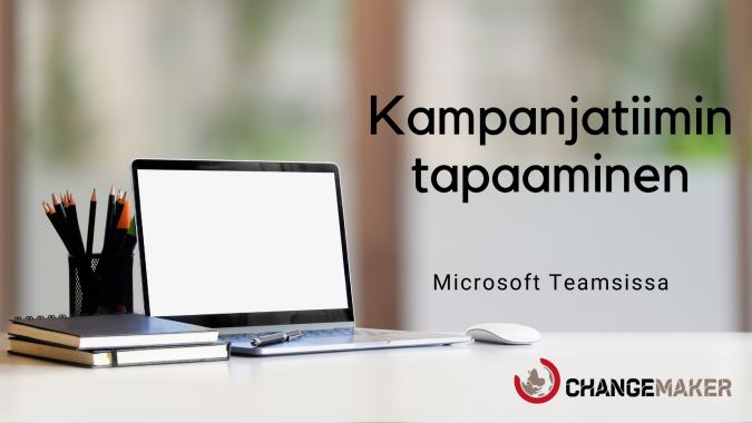 Pöydällä on tietokone ja muistiinpanovälineitä. Vieressä teksti, jossa lukee Kampanjatiimin tapaaminen MIcrosoft Teamsissa