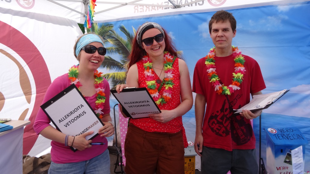 Vapaaehtoiset kampanjoivat Maailma kylässä -festivaalilla.