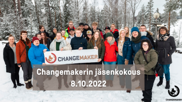 Changemaker-viikonlopun osallistujia lumisessa maisemassa.