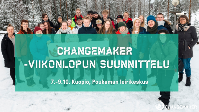 Changemaker-viikonlopun osallistujia ryhmäkuvassa ja sinisellä taustalla teksti "Changemaker-viikonlopun suunnittelu, 7.-9.10. Kuopio, Poukaman leirikeskus"