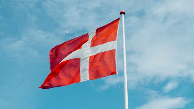 Tanskan lippu salossa.