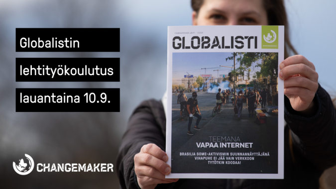 Henkilö pitää edessään Globalisti-lehteä.