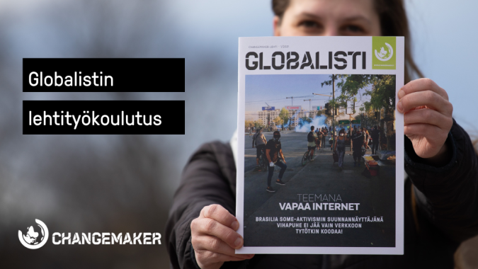 Henkilö pitää Globalisti-lehteä edessään.