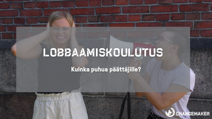 Nuori huutaa megafoniin ja toinen pitelee käsiä korvillaan. Edessä teksti "lobbaamiskoulutus".