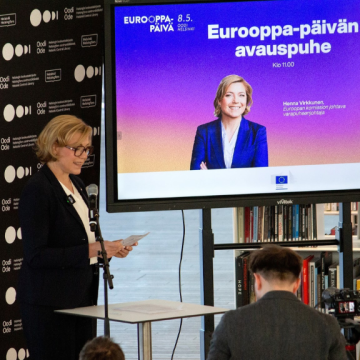 Henna Virkkunen pitämässä puheenvuoroa Oodin Eurooppa-päivässä