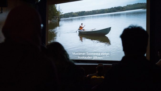 soutuvene videolla sekä yleisöä