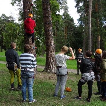 Paikallisryhmäpäivä päättyi ohjattuun puukiipeilyyn.