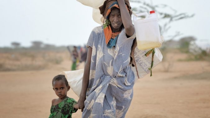 Somalipakolaisnainen tyttönsä kanssa liittymässä Dadaabin pakolaisleiriin