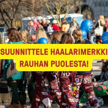 Haalaripukuisia opiskelijoita juhlimassa Helsingin vappua puistossa.