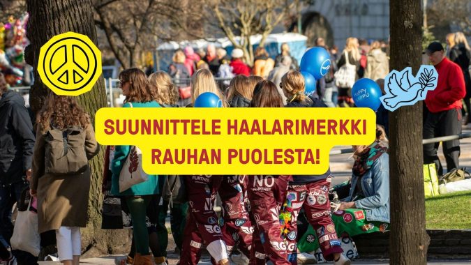 Haalaripukuisia opiskelijoita juhlimassa Helsingin vappua puistossa.