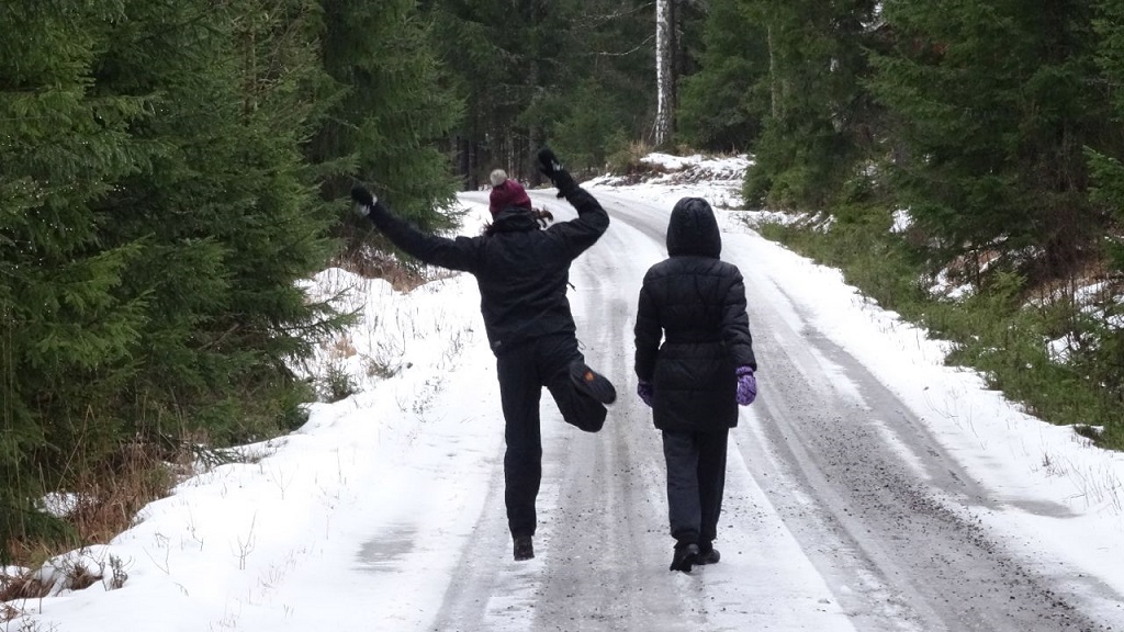 Riikka hyppelehtii kävelylenkillä tiimin strategiaviikonlopussa.