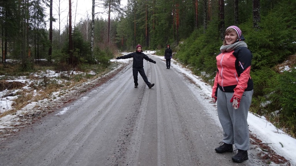 Elina, Riikka ja Laura kävelylenkillä tiimin strategiaviikonlopussa.