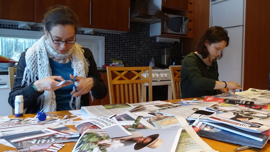 Riikka ja Laura tekevät omista tavoitteistaan aarrekarttaa leikkaamalla mielenkiintoisia kuvia ja tekstejä lehdistä.