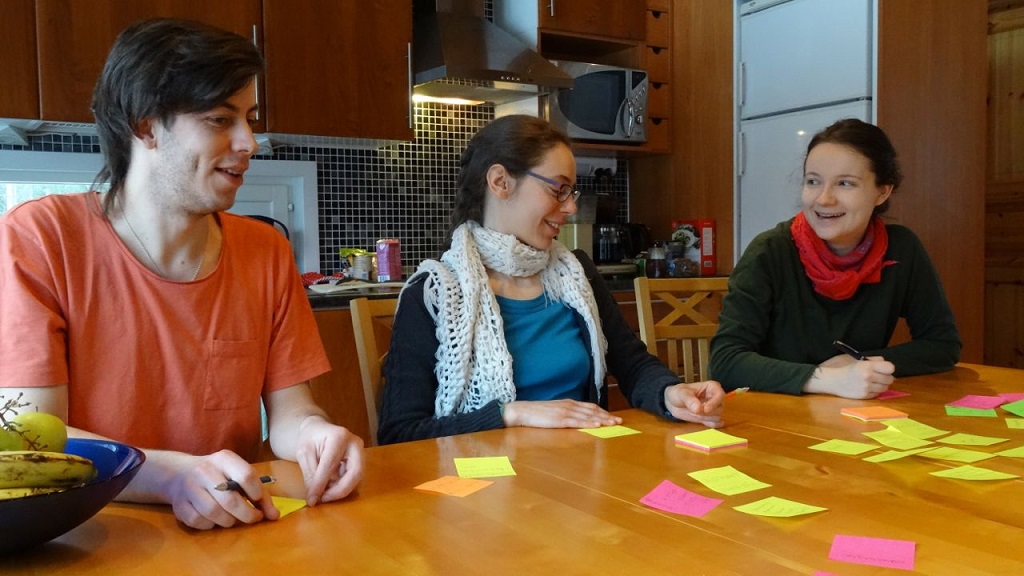 Pertti, Laura ja Riikka suunnittelevat Changemakerin synttäreitä.