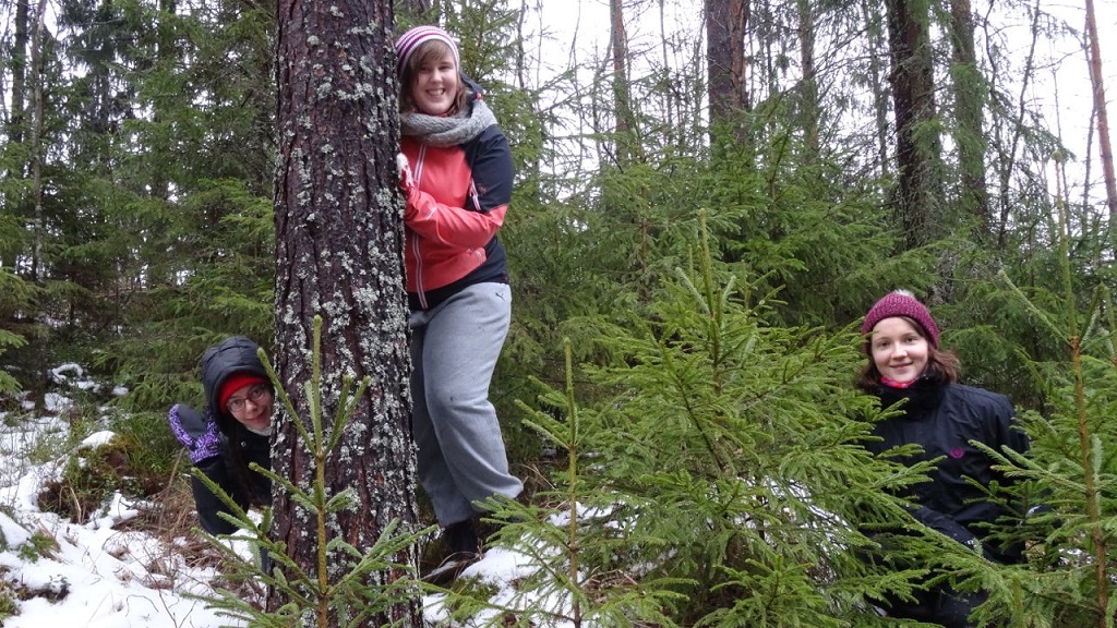 Kävelylenkin aikana tiimiläiset hyppäsivät puskaan.