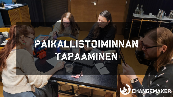 Vapaaehtoisia ratkomassa pakopeliä pöydän ääressä.