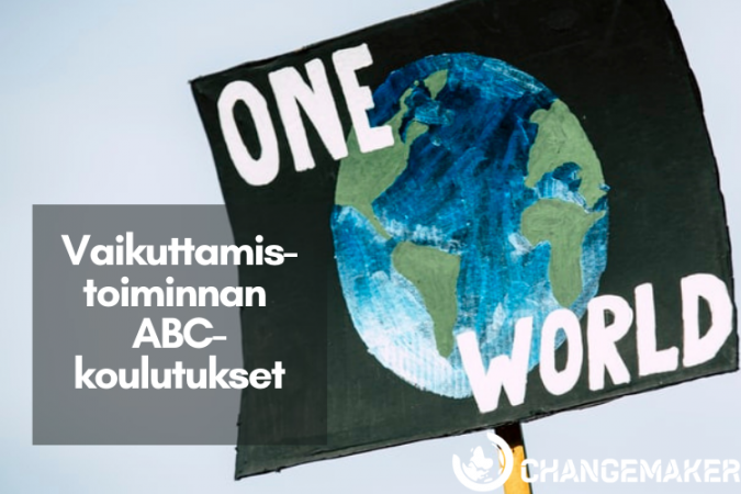 Tekstilaatikossa Vaikuttamistoiminnan ABC-koulutukset. Taustalla kyltti, jossa on maapallon kuva ja lukee One World. Alakulmassa Changemakerin logo.