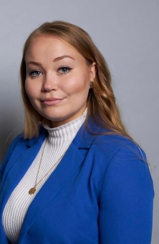 Sonja Sirviö sinisessä jakussa