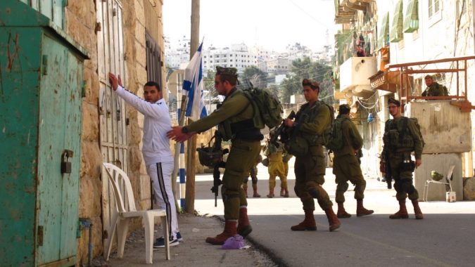 Israelilaiset tekevät ruumiintarkastusta moskeijaan menevälle palestiinalaismiehelle