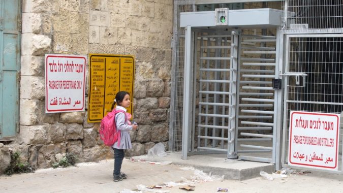 Koulutyttö tarkastuspisteellä Palestiinassa