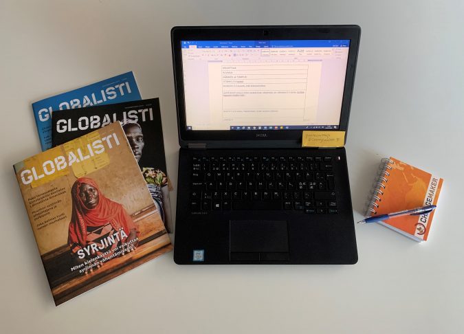 Globalisti-lehdet, tietokone ja muistikirja