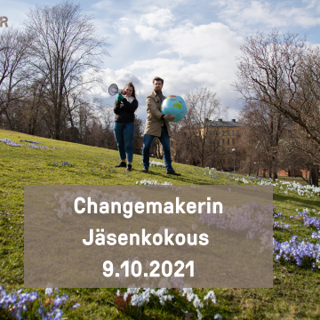 Kaksi Changemakerin vapaaehtoista puistossa. Yhdellä on kädessä megafoni, toisella maapallo. Kuvan päällä teksti, jossa lukee Changemakerin jäsenkokous 9.10.2021