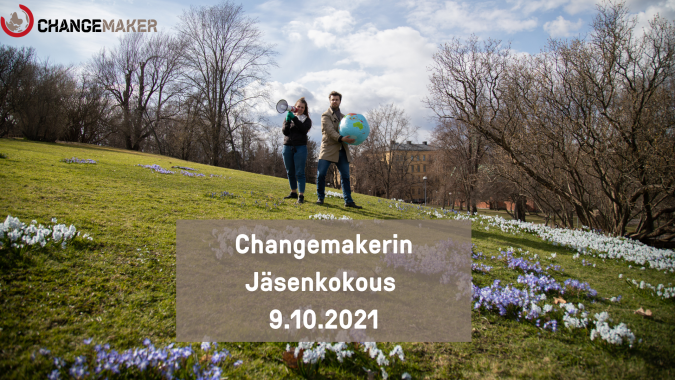 Kaksi Changemakerin vapaaehtoista puistossa. Yhdellä on kädessä megafoni, toisella maapallo. Kuvan päällä teksti, jossa lukee Changemakerin jäsenkokous 9.10.2021