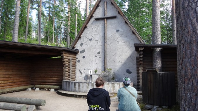 Changemakerin vapaaehtoiset ehtivät Kipinä-leirillä nauttia myös Partaharjun Ristikiven kirkon kauneudesta.