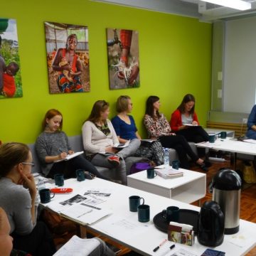 Globalistin lehtityökoulutus Changemakerin toimistolla.