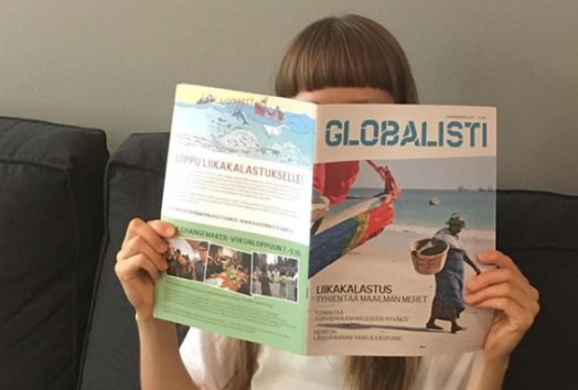 Globalisti-lehteä lukeva henkilö