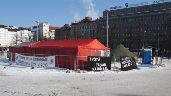 Lupauskampanjan telttaleiri Helsingin Rautatientorilla 2006