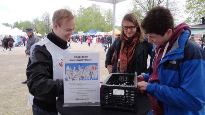 Changemaker-vapaaehtoinen keräämässä rauhanketjua.