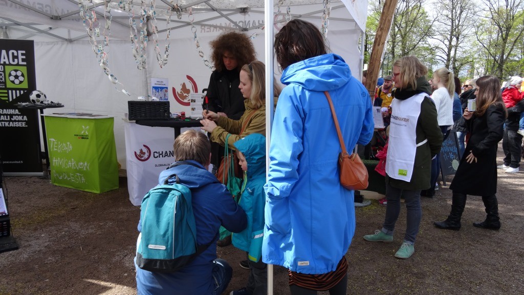 Rauhanketju kiinnosti monenikäisiä osallistujia Maailma kylässä-festivaalilla.