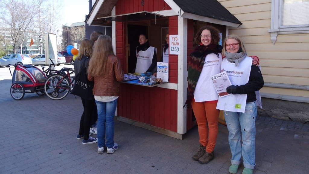 Vapaaehtoisia Joensuun Mahdollisuuksien torilla.