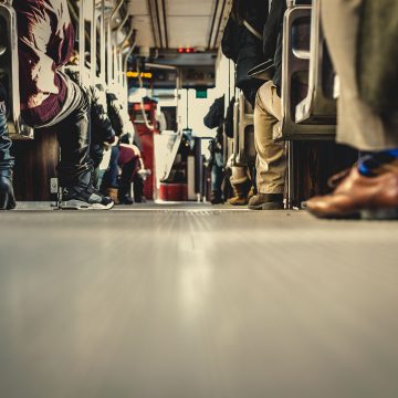 matkustajat täydessä metrovaunussa