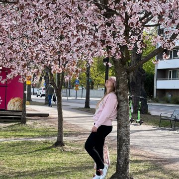 Mirka Lindgren nojaa puuta vasten.