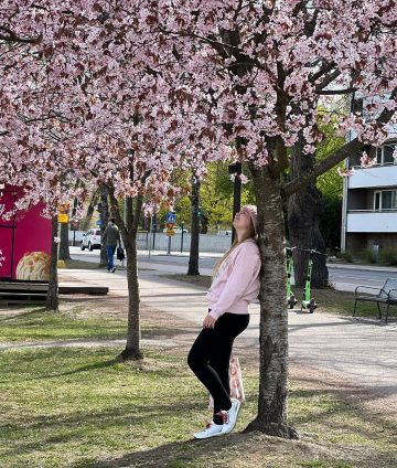 Mirka Lindgren nojaa puuta vasten.