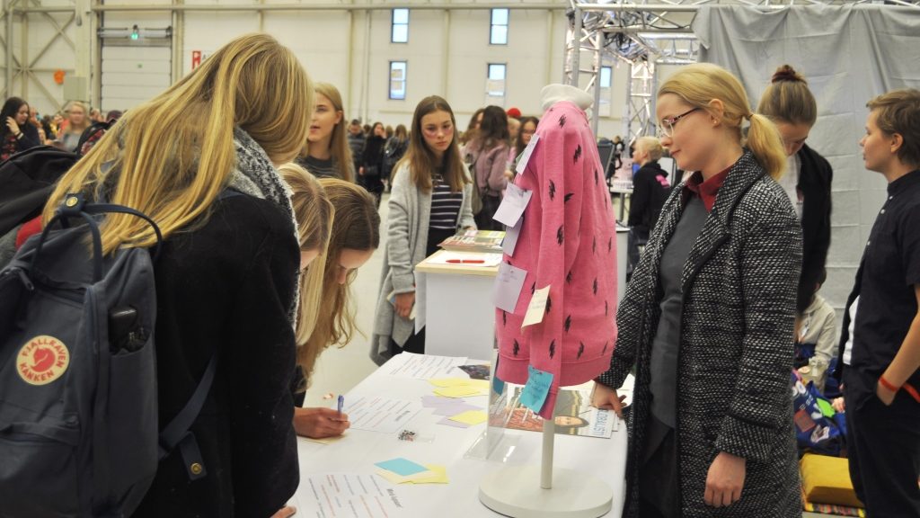 Lupauskortit mallinuken paidassa herättivät kiinnostusta ohikulkijoissa,