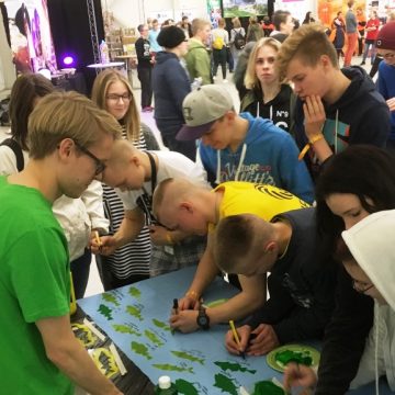 Reilu joukko Haapavedeltä tuli maalaamaan oman kalansa.