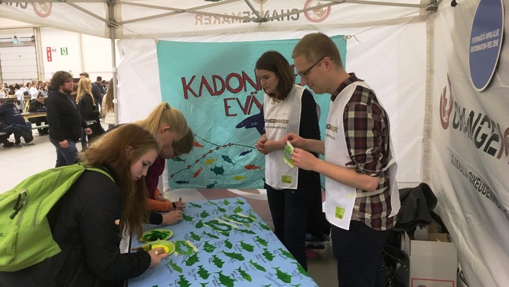 Changemakerin tiimiläiset Ronja ja Jaro osallistuivat myös Maata näkyvissä -festareille.