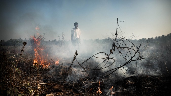 myanmarilainen poika, tulta ja savua