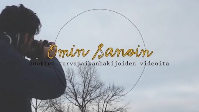 mies kuvaamassa ja Omin sanoin -logo