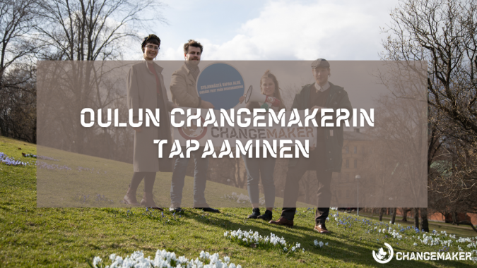 Changemakerin vapaaehtoisia vihreällä nurmikolla. Yhdellä vapaaehtoisella on käsissään Changemakerin logo. Kuvan päällä on teksti, jossa lukee "Oulun Changemakerin tapaaminen".