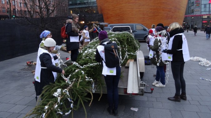 vapaaethtoiset koristelemassa joulukuusta