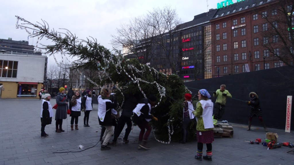 Vähitellen kuusi ja rauhanketju nousivat ohikulkijoiden ihasteltavaksi.