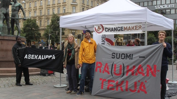 Changemakerin Rauhantekijä-kampanjassa vuonna 2012 vaadittiin Suomelta vastuullisuutta ja johdonmukaisuutta asevientikysymyksissä