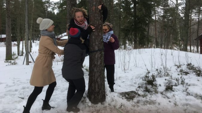 Vuoden 2017 tiimiläiset harjoittelemassa yhteistyötaitoja