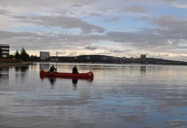 Tiimin kokouksen yhteydessä Jyväskylässä 2010 käytiin myös melomassa.