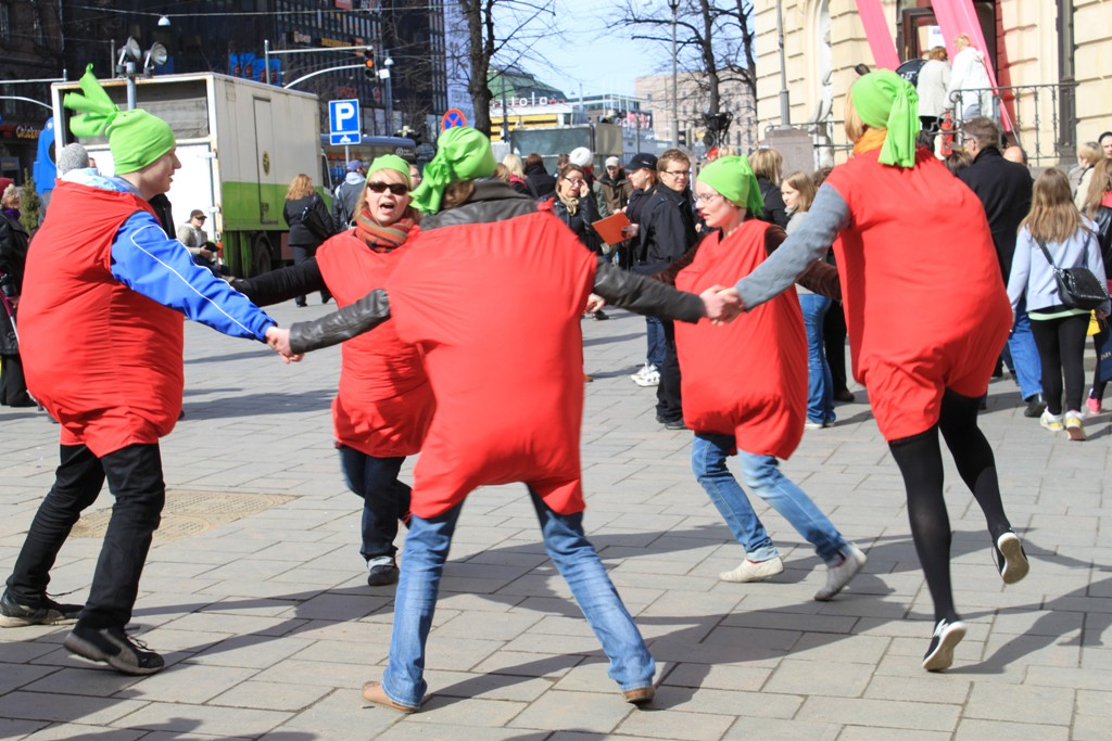 Vuoden 2010 Kypsä vientitukiin -kampanjassa esiintyi tomaattipukuisia tanssijoita.