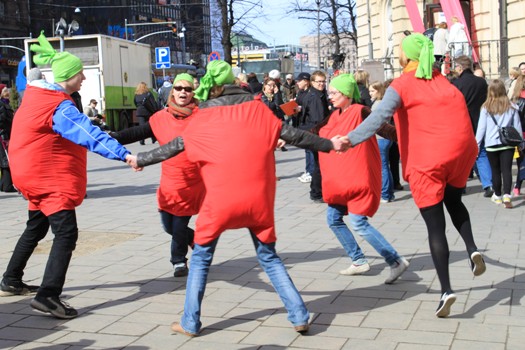 Tomaattiasuissa tanssivia vapaaehtoisia